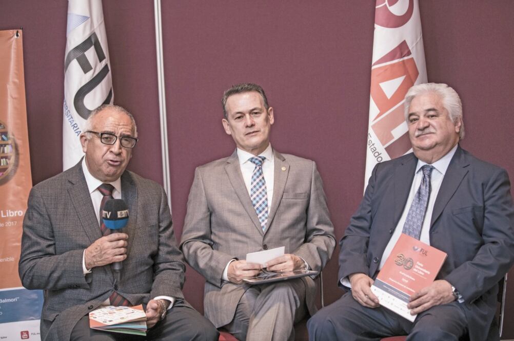 Marco Antonio Alfaro, presidente de la FUL; Adolfo Pontigo, rector de la UAEH; y Jorge del Castillo, coordinador de Extensión de la Cultura de la UAEH. (GERMÁN ESPINOSA. EL UNIVERSAL)