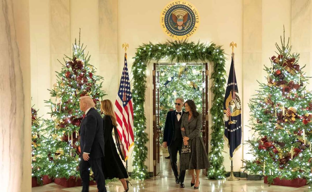 El Presidente de Estados Unidos, Donald Trump, la primera dama, Melania Trump, el cantante Andrea Bocelli y Enrica Cenzatti. Foto: EFE