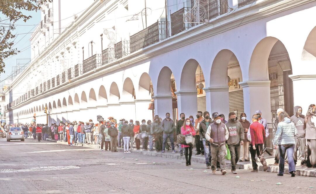 Adultos mayores tuvieron que soportar el frío de la madrugada. Foto: Jorge Alvarado. ELUNIVERSAL