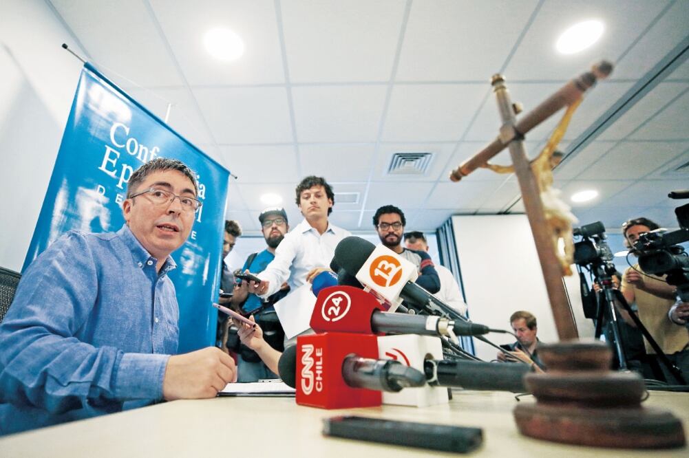 “[Barros] expresó que todo lo que disponga el Papa lo acoge con fe y alegría, pidiendo a Dios que resplandezca la ve rdad” JAIME COIRO Vocero de la Conferencia Episcopal de Chile, al leer un comunicado