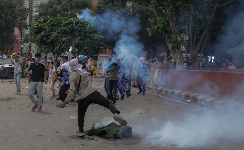 Agentes de seguridad de la India utilizan gases lacrimógenos y cargas policiales con porras para intentar detener a los partidarios del partido Cockroach Janta Party (CJP) durante una marcha hacia el Parlamento en Nueva Delhi, India, el 20 de julio de 2026. Los manifestantes de este movimiento político liderado por jóvenes se congregaron para exigir la dimisión del ministro de Educación de la Unión debido a irregularidades relacionadas con la filtración de exámenes, tras la evacuación médica por orden judicial del activista Sonam Wangchuk, según declaraciones de la Policía de Delhi. Foto: EFE