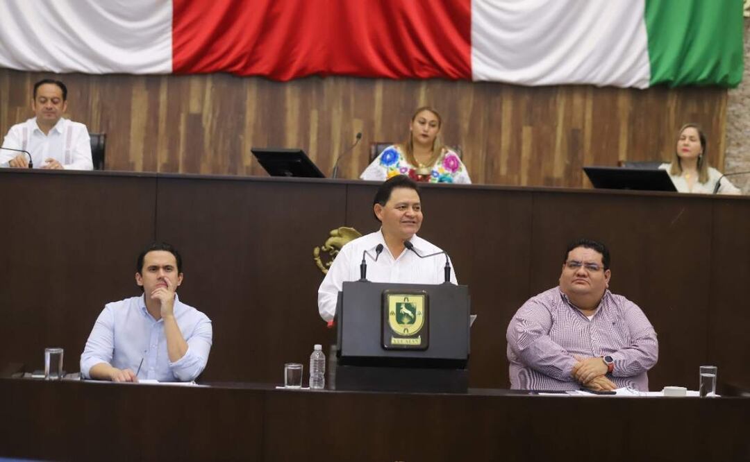 Fiscal de Yucatán, Juan Manuel León León durante su informe de actividades del 2024 
 ante el Congreso estatal (30/04/2025). Foto: Especial