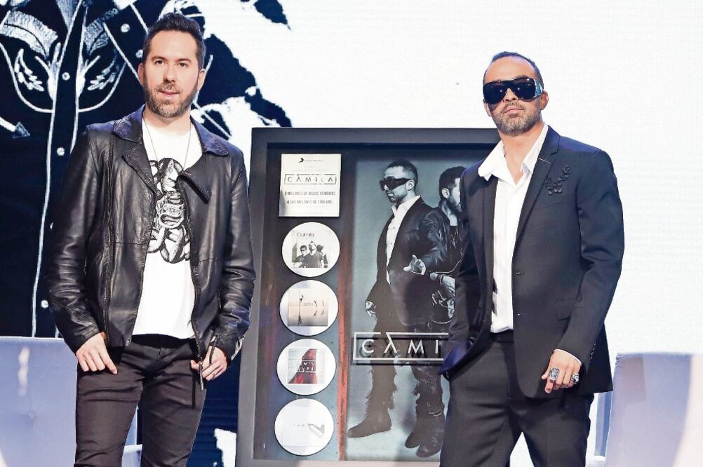 Los músicos recibieron, en la presentación de su álbum, un reconocimiento por parte de su disquera. / BERENICE FREGOSO. EL UNIVERSAL