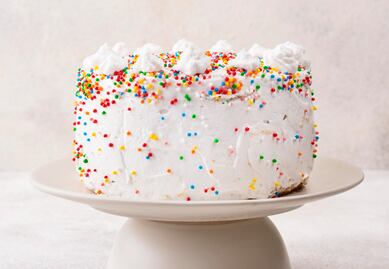 Hornea un pastel confeti para celebrar el Día del Niño