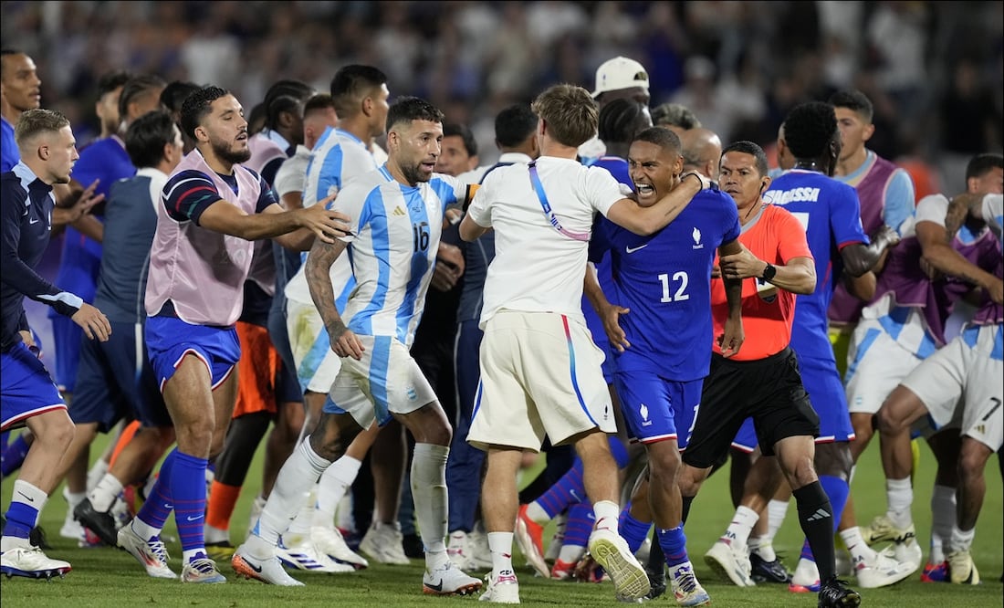 Enzo Millot festejó en la cara de los jugadores argentinos / Foto: AP