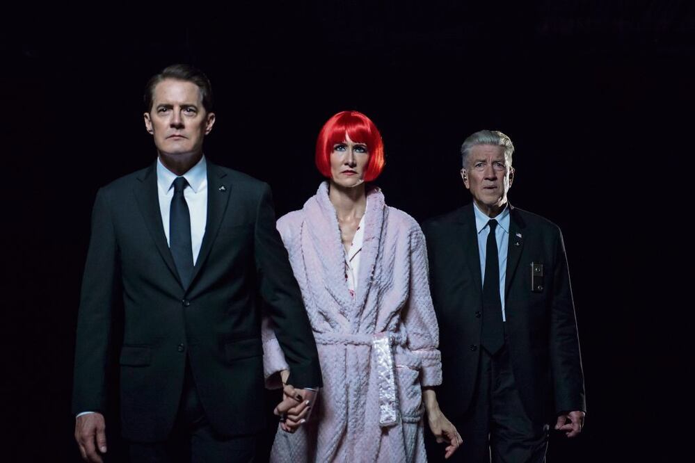De izquierda a derecha: el actor Kyle MacLachlan quien dio vida al agente Dale Cooper, la actriz Laura Dern que interpreta a Laura, y David Lynch en Twin Peaks/ Mubi