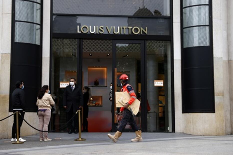 Largas filas en tiendas de ropa de Francia tras gradual reapertura de comercios