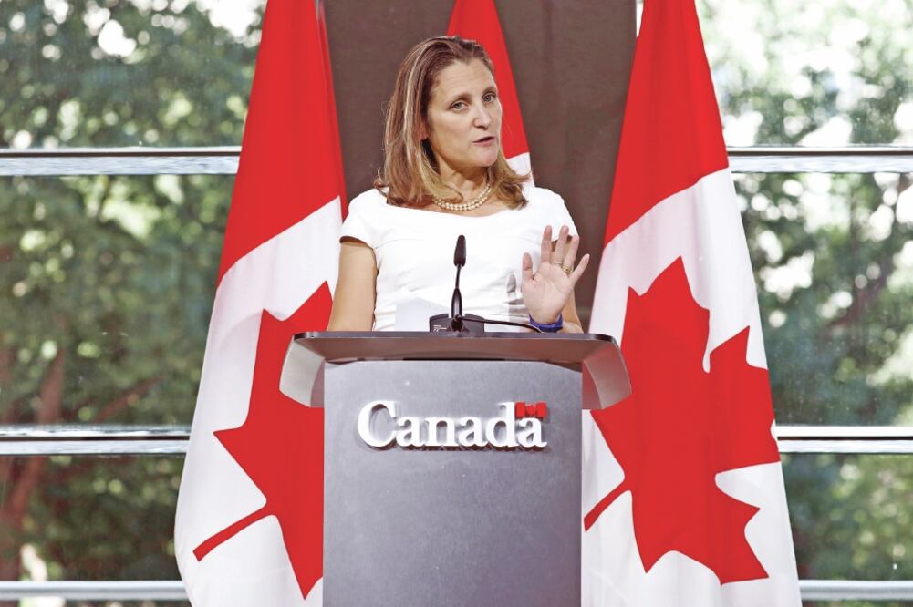 La canciller canadiense, Chrystia Freeland, dijo que un acuerdo será posible si los países implicados ceden y se acercan a las posiciones del bando opuesto. Foto: CHRIS WATTIE. REUTERS