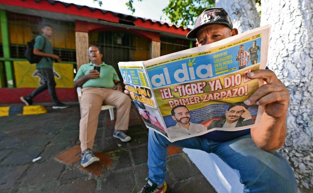 Un colombiano lee un periódico en Barranquilla, un día después de la primera vuelta que dejó como ganadores a Abelardo de la Espriella e Iván Cepeda. Foto: Rodrigo BUENDIA / AFP