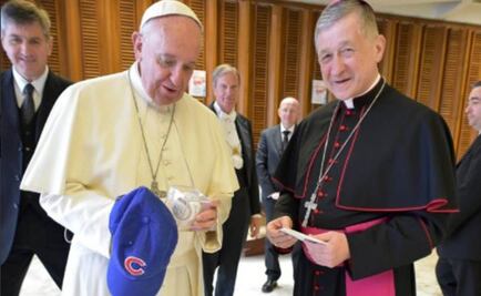 El papa Francisco recibe una gorra de los Cubs