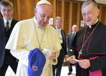 El papa Francisco recibe una gorra de los Cubs