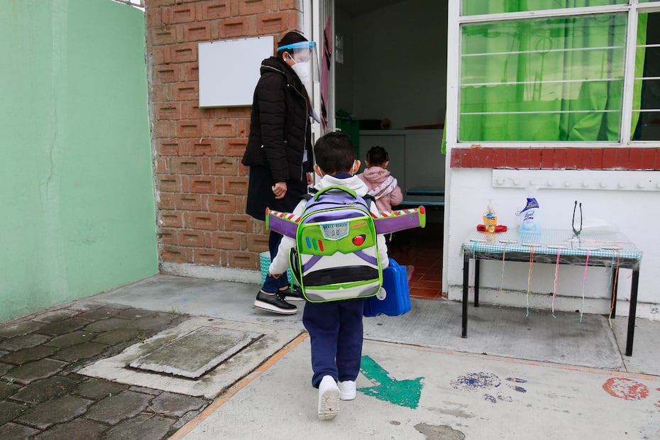 Cuida el peso de la mochila de tus pequeños. Foto Alejandro Vargas