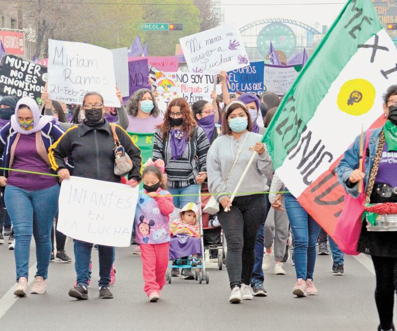En Monterrey, algunas de las mujeres se manifestaron al lado de sus hijas durante la Rodada Feminista. Foto: Emilio Vásquez/ El Universal