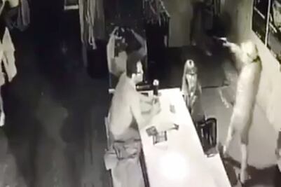 Asaltan a clientes de dos restaurantes, en minutos