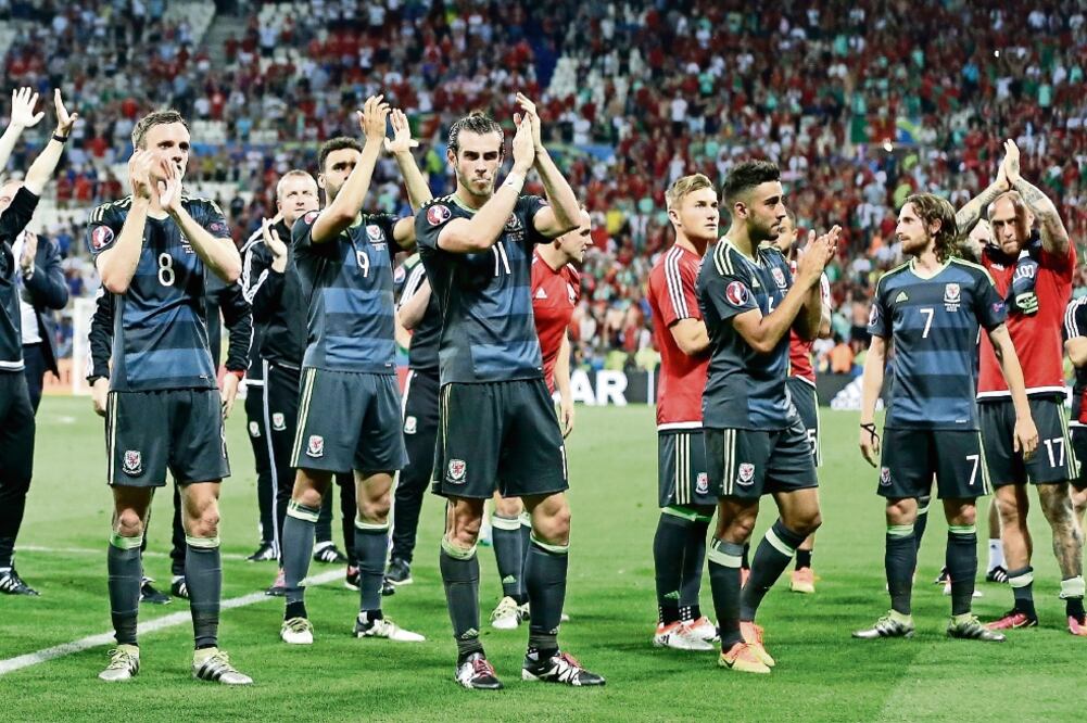 Los galeses agradecieron las muestras de afecto de sus seguidores (THANASSIS STAVRAKIS. AP)