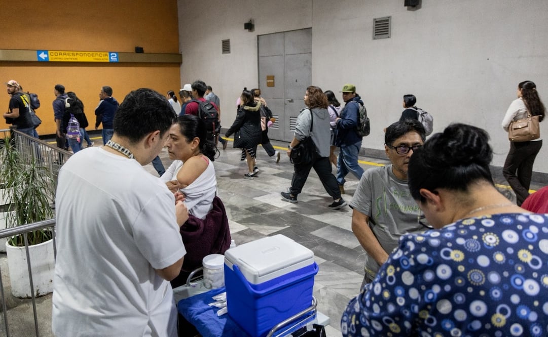 Módulos instalados para aplicarse la vacuna contra el sarampión en el Metro. Foto: Hugo Salvador / EL UNIVERSAL.