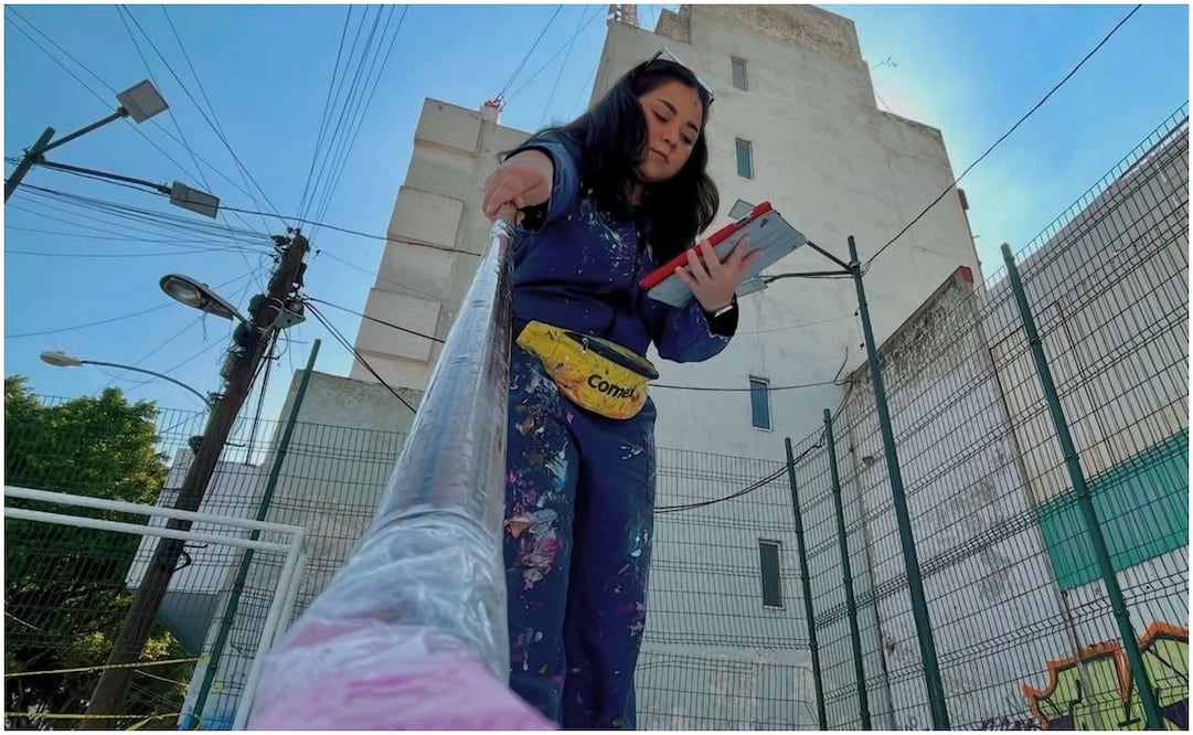 Tello trabajando en la rehabilitación de una cancha de futbol en La Merced FOTO | @monse.t.arte