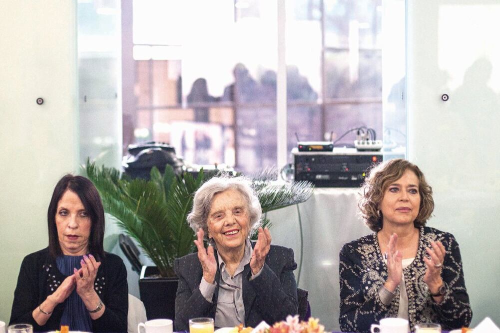 Durante una reunión en la Casa Club del Académico, Clara Scherer y Elena Poniatowska manifestaron su apoyo a la directora de Ciencias, Rosaura Ruiz (derecha) (GERMÁN ESPINOSA. EL UNIVERSAL)