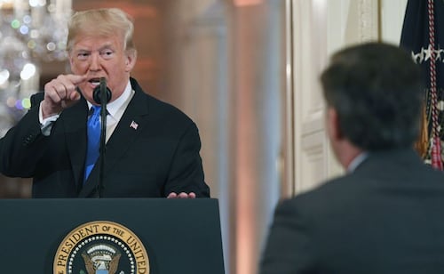 Trump prohíbe el acceso a la Casa Blanca a CNN, Politico y MSNOW; los acusa de difundir "noticias falsas"