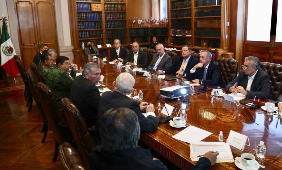 Este lunes se reunieron autoridades aeronáuticas y las principales aerolíneas del país. Foto: Segob