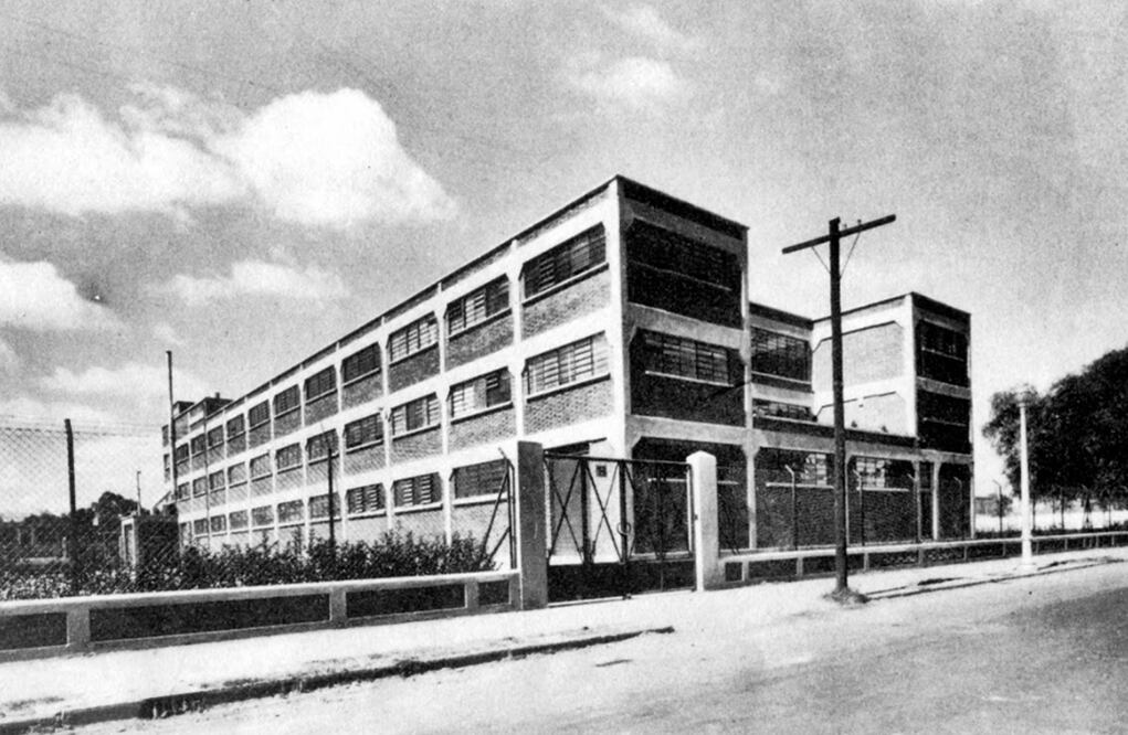Una fotografía de mediados de los años cuarenta en la que aparece el edificio de los laboratorios Picot, ubicado en la calle de Lago Tangañica número 13. Además de la conocida sal de uvas, aquí se producía el famoso Chocomilk, vitaminado y mineralizado. Crédito: Col. Villasana-Torres