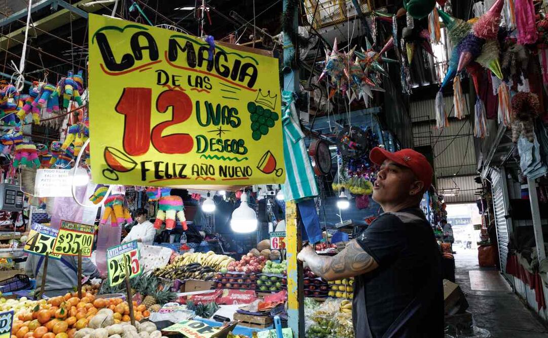La uva verde y roja bajaron su costo en el mercado de Jamaica previo a la cena de Año Nuevo (31/12/2024). Foto: Yaretzy M. Osnaya / EL UNIVERSAL