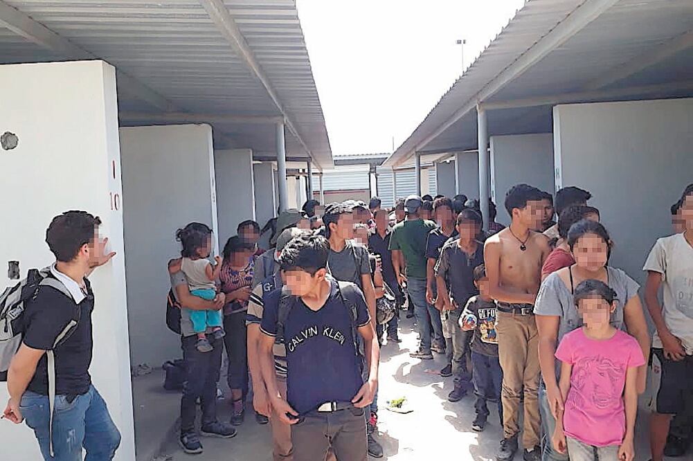 En Tamaulipas. La policía estatal rescató a 151 migrantes durante un recorrido por la colonia Villas del Roble; 73 de los extranjeros eran menores de edad. Foto: SANDRA TOVAR. ELUNIVERSAL