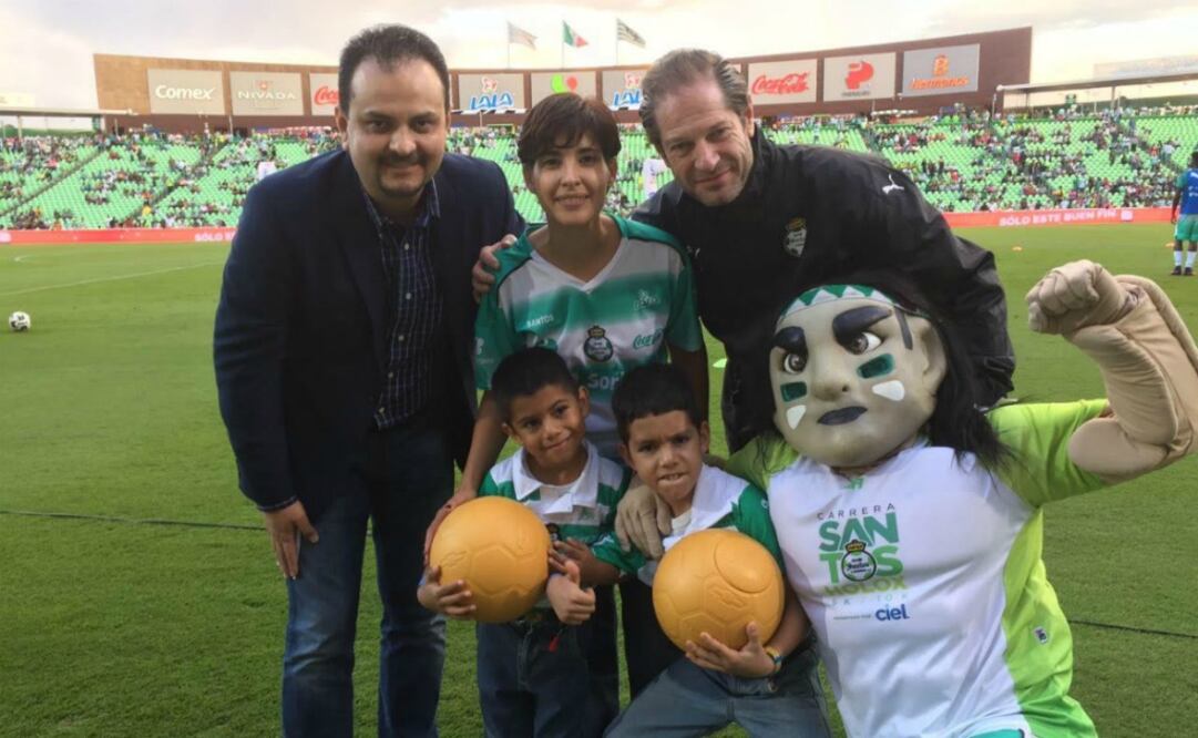 Chevrolet y Santos Laguna entregan balones a beneficio de niños y jóvenes