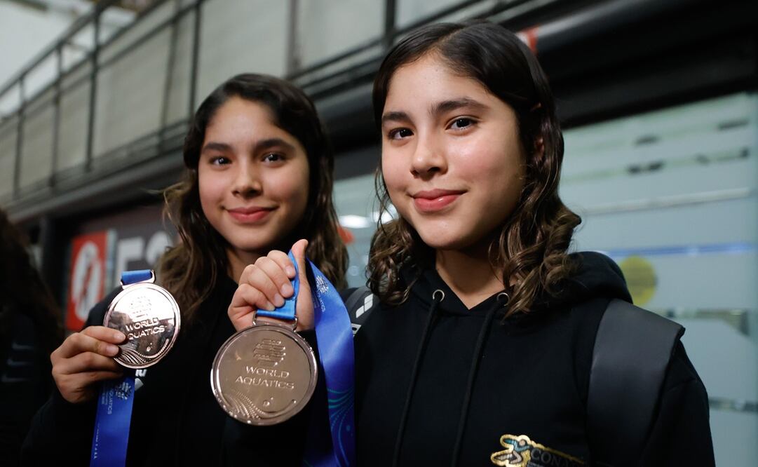 Las gemelas Cueva con su medalla de bronce obtenidas en el Campeonato Mundial de Deportes Acuáticos de Singapur 2025 | FOTO: Diego Simón Sánchez / EL UNIVERSAL