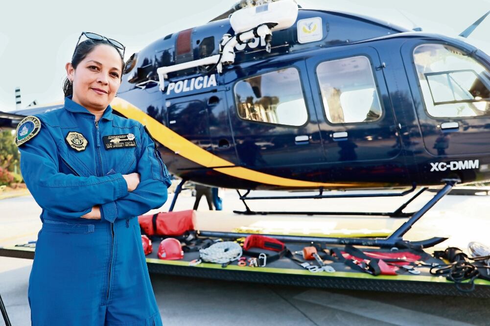 Después de 20 años como parte de los Cóndores, Fernanda Pinette ha realizado distintas actividades dentro de la Dirección General de Servicios Aéreos; fue paramédico y piloto. (IRVIN OLIVARES. EL UNIVERSAL)