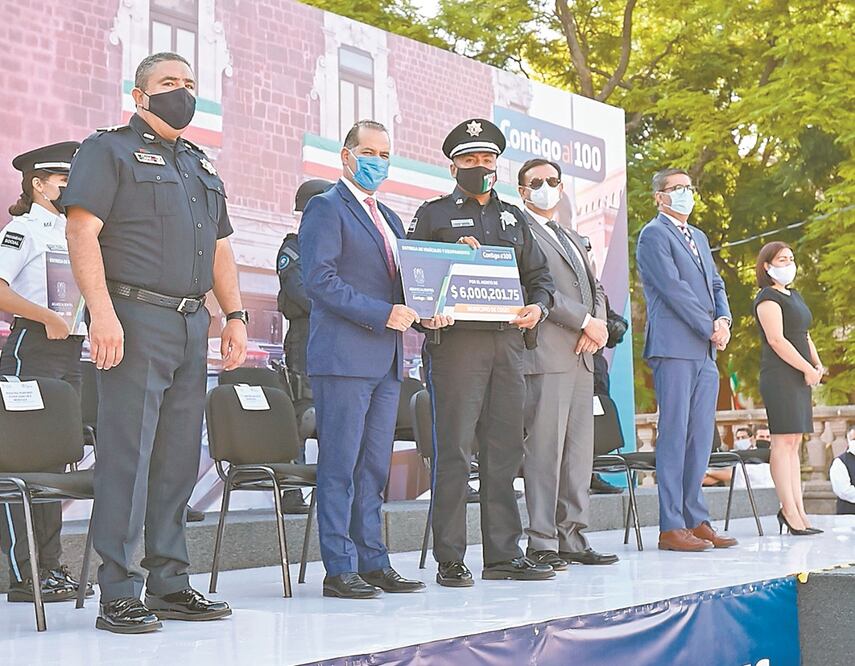 El gobernador Martín Orozco entregó apoyos a los elementos policiales y destacó que la entidad es una de las más seguras del país. Foto: Especial