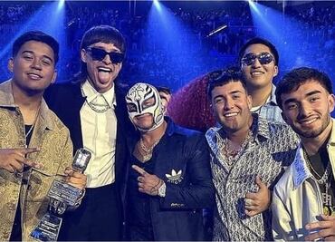 VIDEO: Rey Mysterio presume entrega de premio y fotografía con Peso Pluma en evento musical