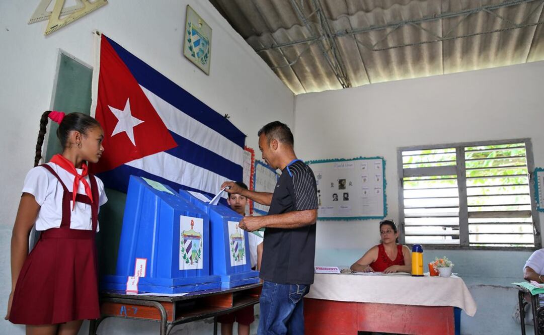 Un hombre vota en las elecciones generales para elegir a diputados nacionales y provinciales en Santa Clara (Cuba) (Foto: EFE)