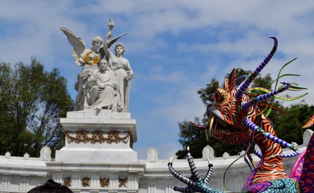 An exotic alebrije marches in front of the Benito Juárez Hemicycle – Photo: David Morales/EL UNIVERSAL in English
