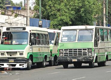 Unidad de Ruta 12 vuelca en calles de la alcaldía Iztapalapa; presuntamente, le fallaron los frenos
