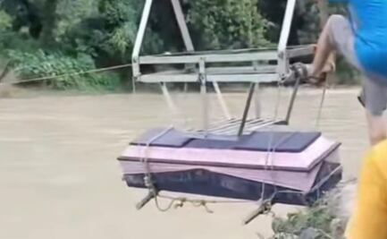 Trasladan ataúd en tirolesa para cruzar el río Amajac en Hidalgo; pobladores exigen  construcción de puente peatonal