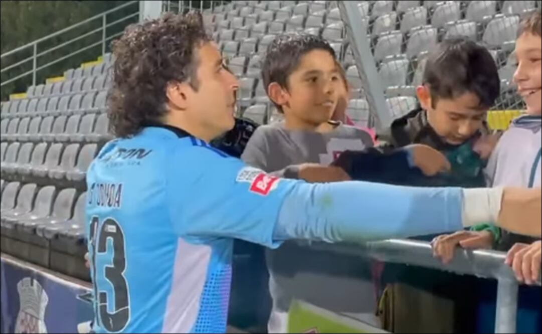 Aficionados en Portugal se entregan a Guillermo Ochoa - Foto: Captura de pantalla