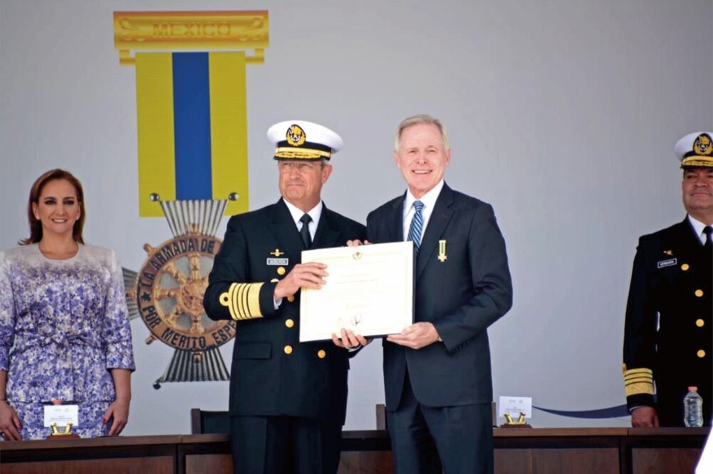 Claudia Ruiz Massieu, titular de la SRE, y Vidal Francisco Soberón, secretario de Marina, durante la entrega de la Condecoración al Mérito Especial a Raymond Edwin Mabus, Jr., titular de la Marina estadounidense (TOMADA DE TWITTER)