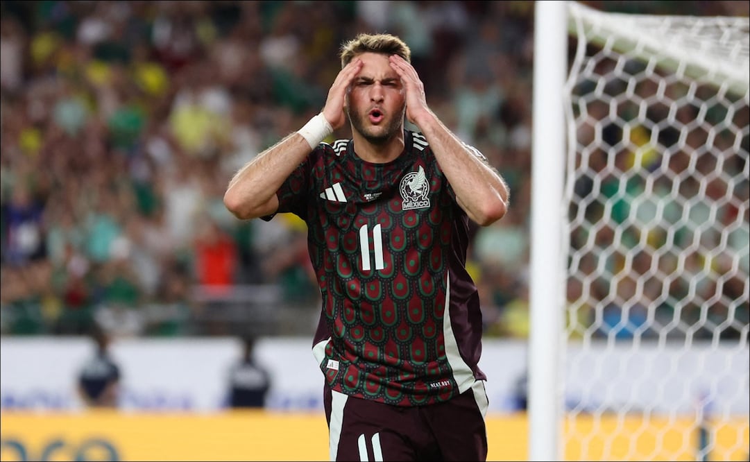 Santiago Giménez frente a Ecuador / Foto: AFP