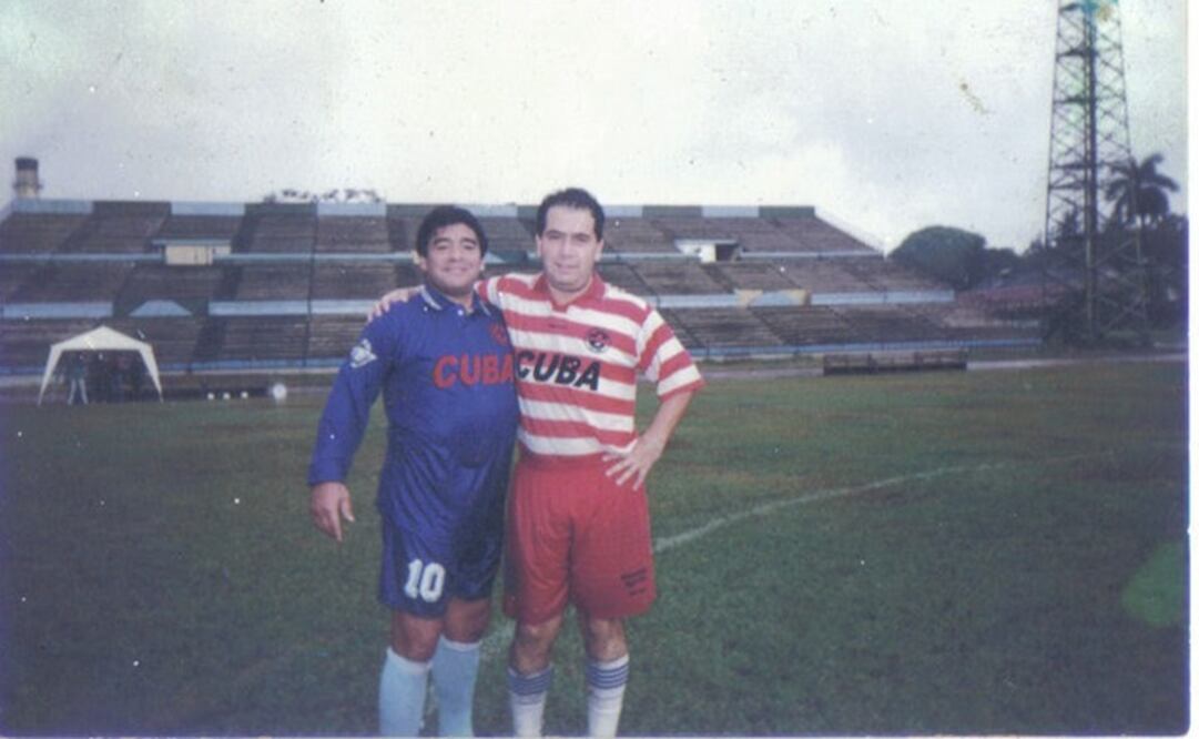 El periodista costarricense José Meléndez, uno de los corresponsales extranjeros que jugó contra Maradona en Cuba en 2000, posa junto al hoy fallecido ex astro del fútbol mundial en la cancha del Estadio Pedro Marrero, de La Habana. Foto: José Meléndez