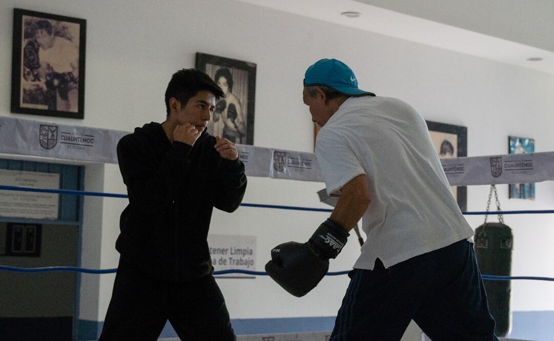 Diego Ávila fue boxeador profesional; ahora es entrenador en el deportivo Maracaná, en Tepito. Foto:  Cortesía Aurea del Rosario.