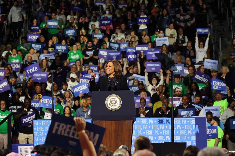 La candidata presidencial demócrata, la vicepresidenta Kamala Harris, habla durante un mitin de campaña en Erie Insurance Arena el 14 de octubre de 2024 en Erie, Pennsylvania. Foto: AFP