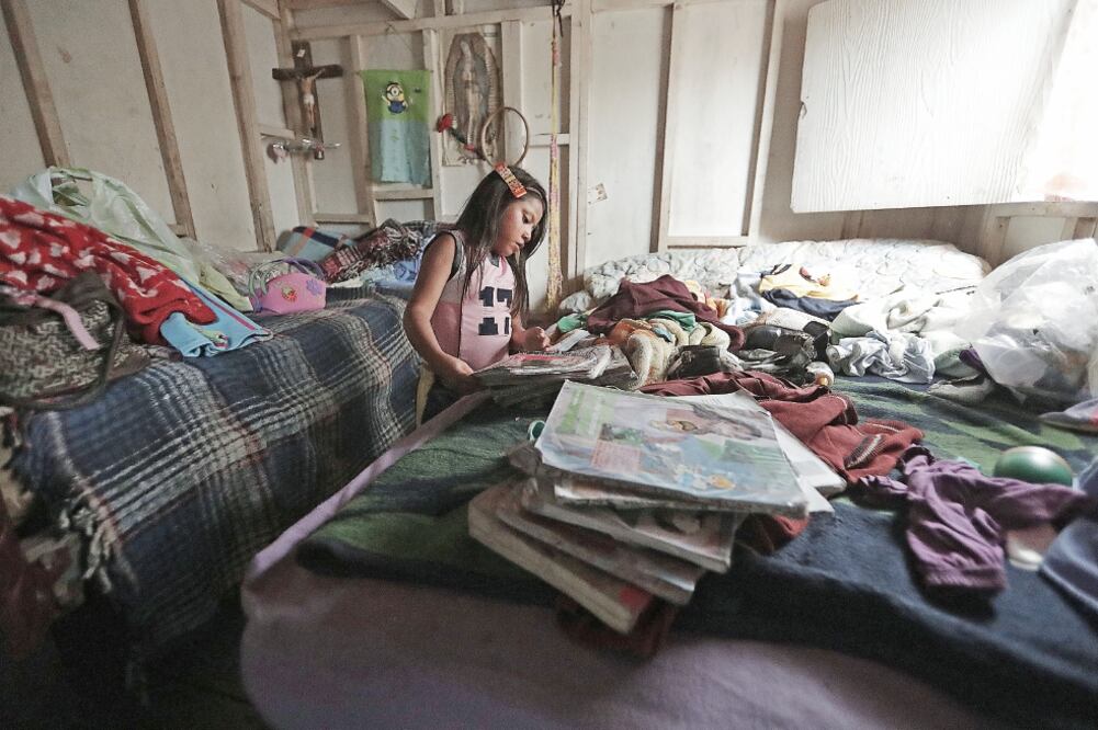 María Guadalupe Rojas Zavala, de ocho años, dice que le faltan calcetas, una falda y un diccionario para volver a clases; la pequeña comenta que ha sufrido de groserías y comentarios agresivos por parte de sus compañeros (ALEJANDRO ACOSTA. EL UNIVERSAL)