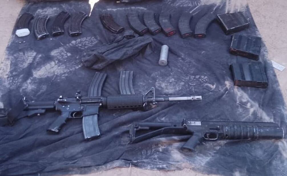 Elementos localizaron un lanzagranadas, un fusil de asalto, 13 cargadores,  450 cartuchos útiles de diversos calibres. Foto: Especial