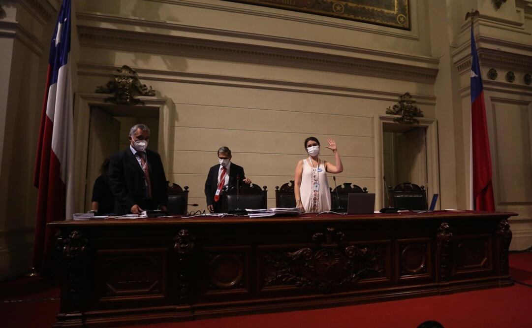 La nueva presidenta de la Convención Constitucional de Chile, María Elisa Quinteros, saluda tras la segunda jornada de votación hoy, en Santiago. Foto: EFE