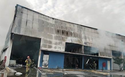 Evacuan a 100 empleados por incendio en empresa de Monterrey; un trabajador resultó con quemaduras