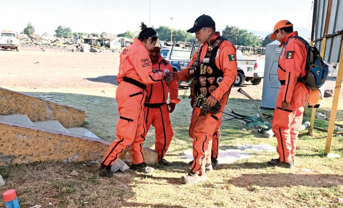 Integrantes de la brigada de rescate Topos Azteca de Tlatelolco trabajan de la mano con elementos del Ejército mexicano en busca de víctimas de la explosión que aún pudieran estar bajo los escombros; su zona de acción abarca tres hectáreas. (REBECA JIMÉN)