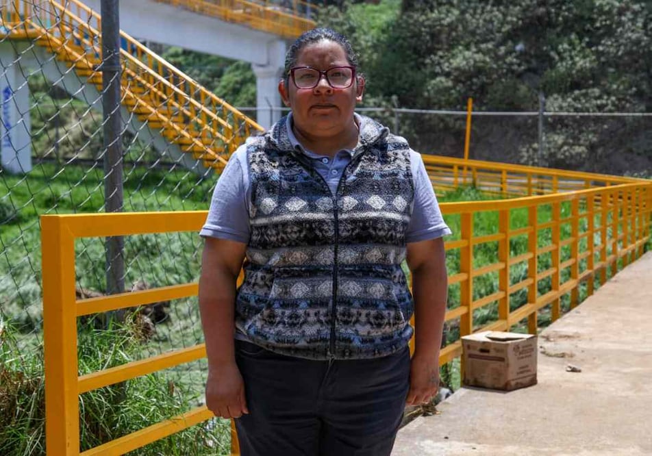 La madre de América Damar, relató que su hija fue arrastrada por la corriente que se formó en la calle debido a la cantidad de agua que cayó anoche en Cuajimalpa. Foto: Karla Guerrero / EL UNIVERSAL