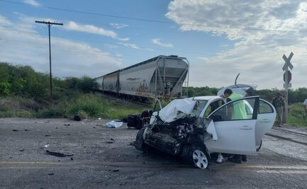 Vehículo choca al intentar ganarle el paso al tren en Tamaulipas; hay tres lesionados
