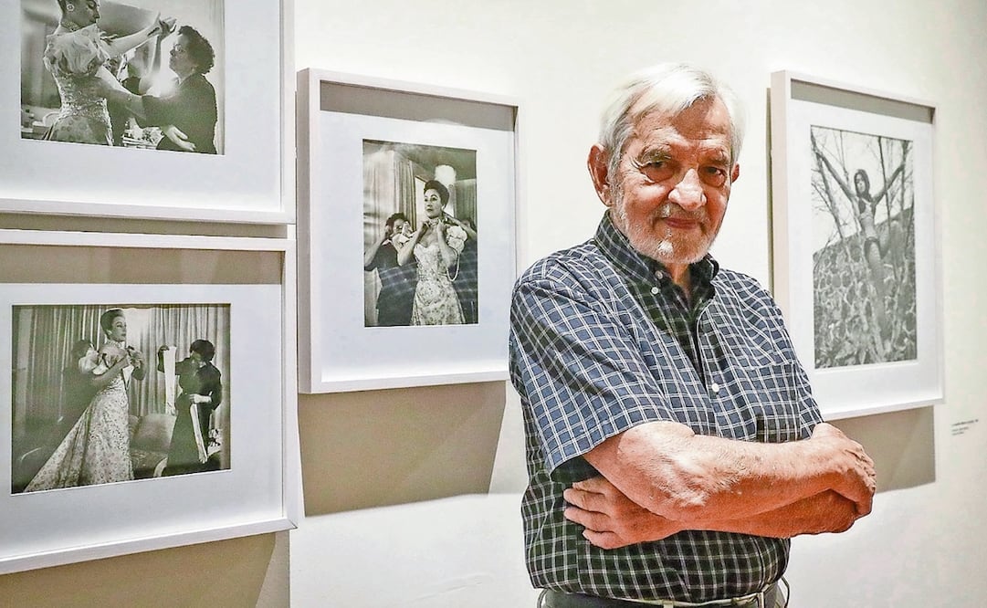 Rodrigo Moya, durante un recorrido por la exposición que presentó en el Palacio de Bellas Artes en 2019. Foto: Diego Simón Sánchez/ EL UNIVERSAL.